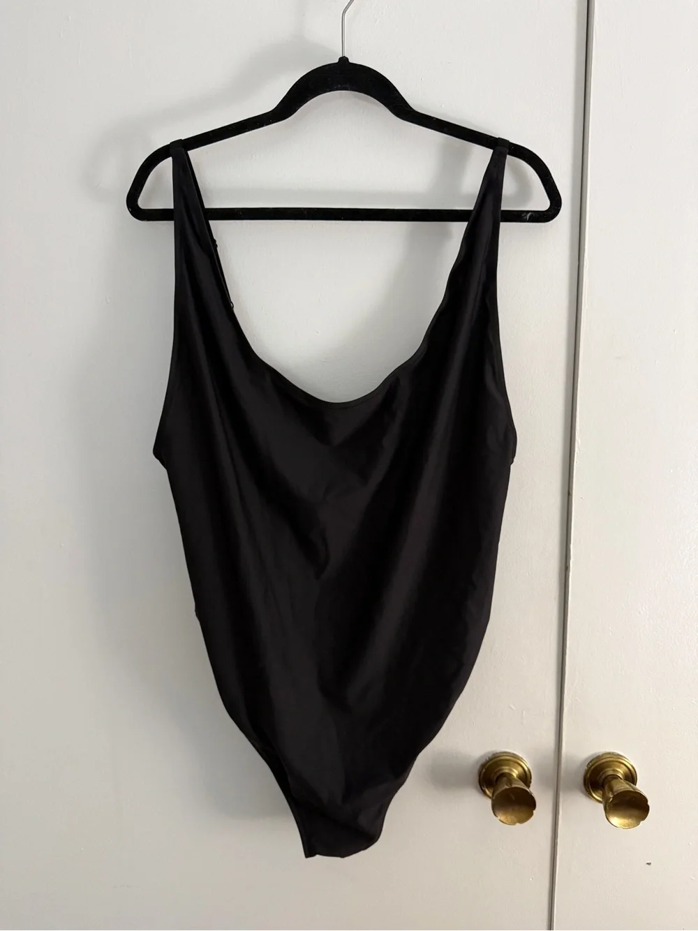 SKIMS SIGNATURE SWIM SCOOP NECK ONE PIECE